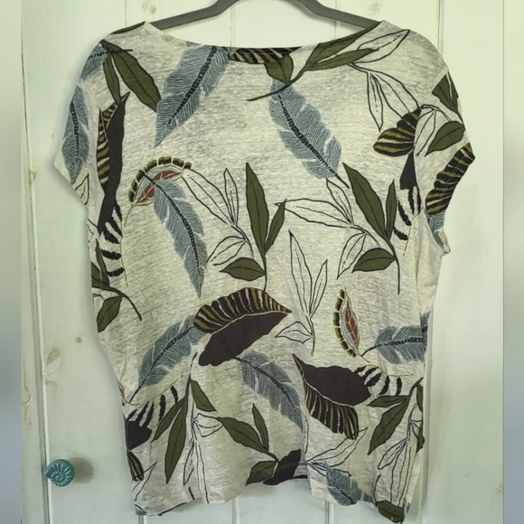 Tahari 100 % Linen Tropical Leaf Button Side Top - Picture 3 of 6